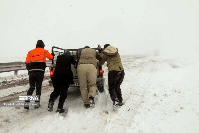 انسداد چهار جاده در فریمان و صالح آباد/ وقوع بهمن در ارتفاعات شیرباد