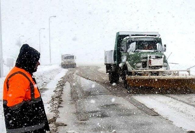 تداوم عملیات راهداری زمستانی در جادههای سمنان/ آغاز بارش برف در نواحی کوهستانی