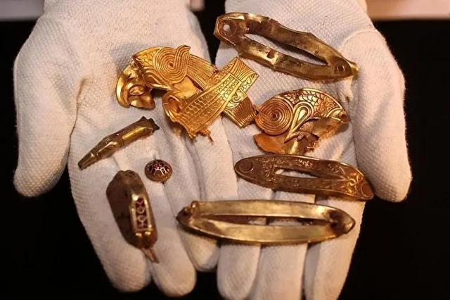 بیرون کشیدن جواهرات ۱۴۰۰ ساله از دامنه یک تپه