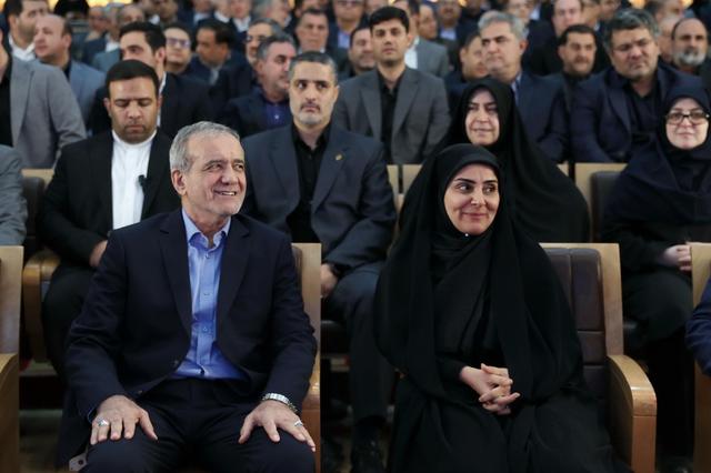 اقدام ضد امنیتی فرزانه صادق در یک نامه نگاری/ مراقب جان رئیس جمهور باشید