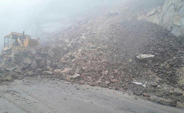 سقوط سنگ بزرگ در یک جاده + ویدئو | تصاویری از محل حادثه ببینید