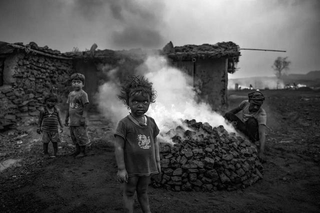 تصویر دختر ۱۰ ساله افغان به عنوان عکس سال یونیسف انتخاب شد | تصاویر