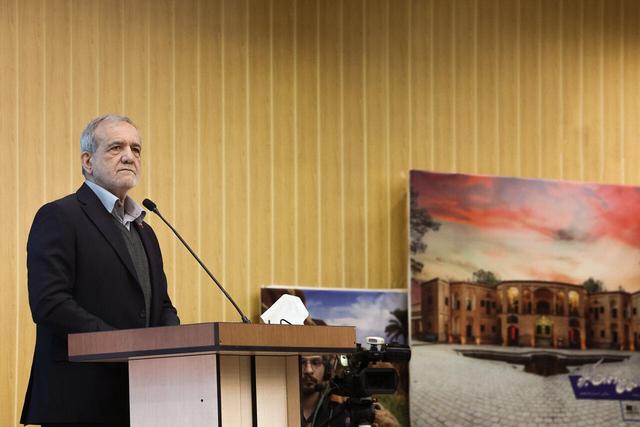 انتقاد تند روزنامه هم میهن از پزشکیان: احزاب و شخصیتها را دور هم جمع می کنید که نمایش بدهید حرف تان را شنیدم/ خیلی زود تنها شدید آقای رئیس جمهور!