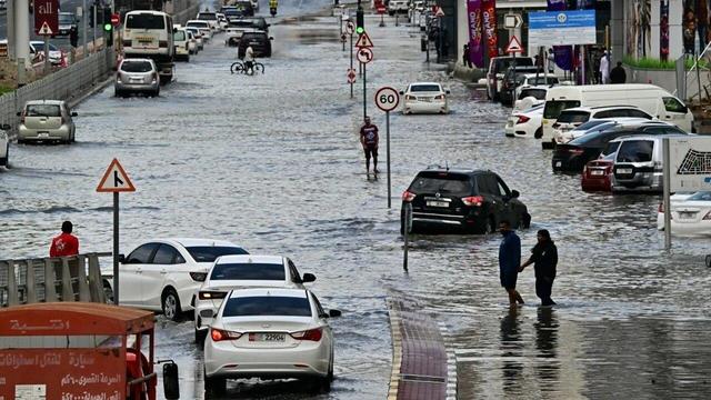 ببینید | لغو ده‌ها پرواز و آب‌گرفتگی گسترده امارات