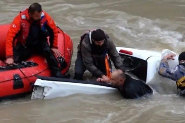 ببینید | لحظات نفس‌گیر نجات سرنشینان خودرو از سیل طبس