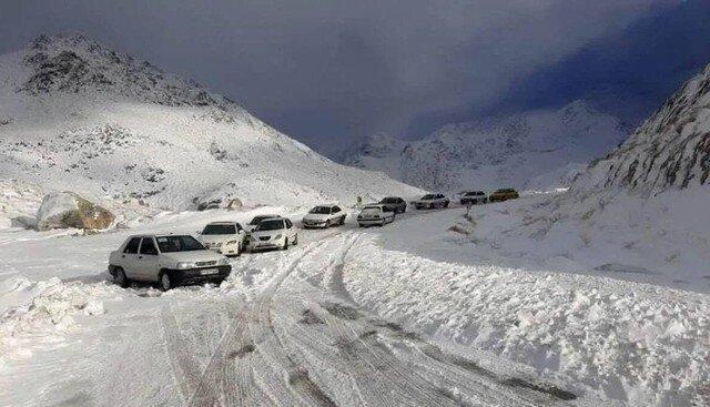 ببینید | رانندگی کودک خردسال در جاده برفی هراز!
