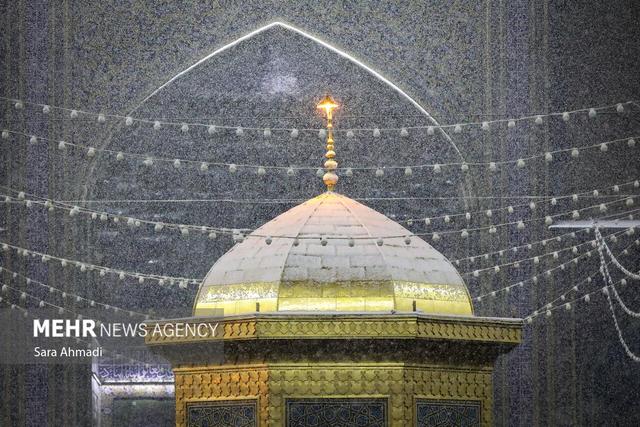 برف‌روبی پشت‌بام حرم امام رضا(ع)