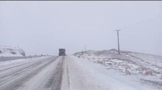 بارش برف ۲ محور شهرستان بوانات را مسدود کرد