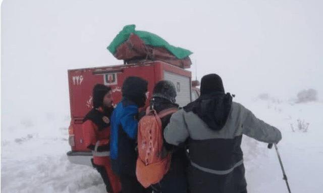 آتش‌نشانان شیراز، شهروند گرفتار در برف را نجات دادند
