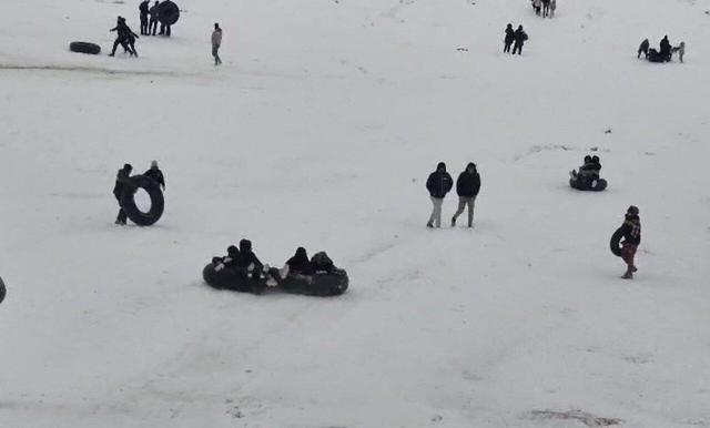 نشاط و شادابی خانوادگی با تیوپ سواری برفی در قوچان