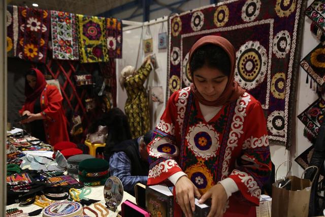 غرفههایی فراتر از مرزها؛ همزبانی هنر در جشنواره فرهنگ اقوام