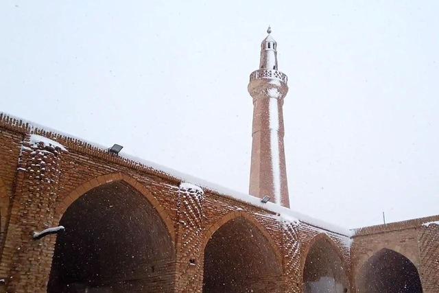 بارش برف در آخرین روزهای پائیز در شهرستان تاریخی نائین