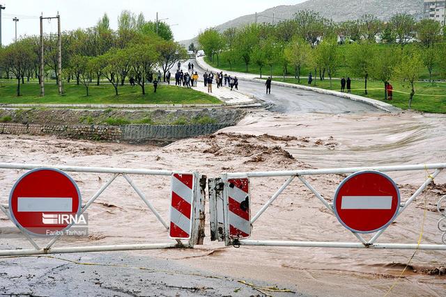 سیلاب یک محور روستایی خواف را مسدود کرد