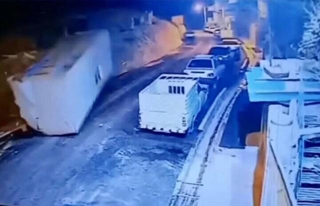 فیلم/ سقوط مرگبار کانکس بر اثر وزش باد شدید در ایلام