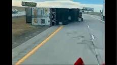 واژگونی کامیون‌ها بر اثر باد شدید در آمریکا (فیلم)