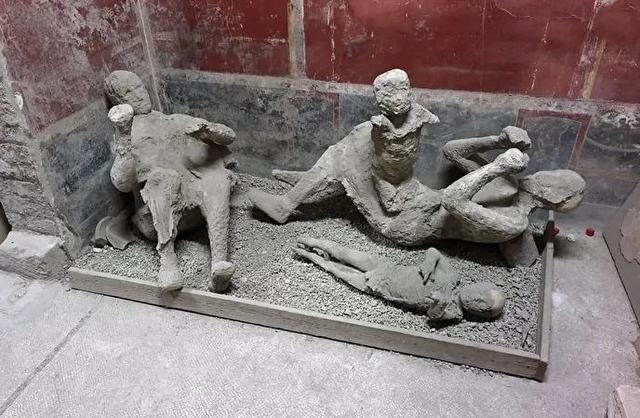 چرا این مردگان هنوز لباس پشمی بر تن دارند؟