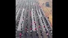 امتحان استخدامی روی باند فرودگاه در هند (فیلم)