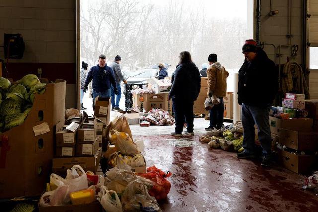 زنگ هشدار برای جمهوری‌خواهان؛ صف‌های غذای رایگان در شهرهای حامی ترامپ طولانی‌تر شده