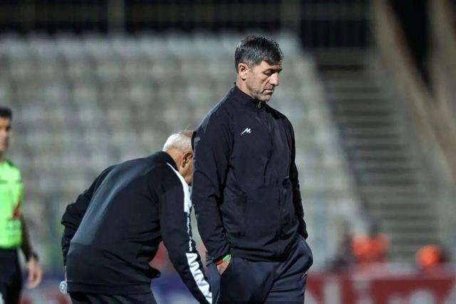 حمایت یک استقلالی از کریم باقری با قلب آبی + عکس