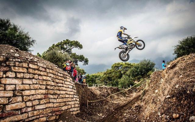 روایت قهرمان موتورسواری از ماجرای سقوط دسته‌جمعی موتورسواران زن | به خط پایان رسیدند!