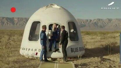 ببینید | برای نخستین بار یک فرد معلول راهی فضا شد