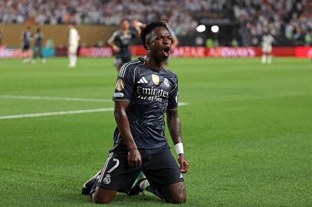 عکس | واکنش وینیسیوس به هو شدن؛ ستاره برزیلی مادرید را ترک کرد!