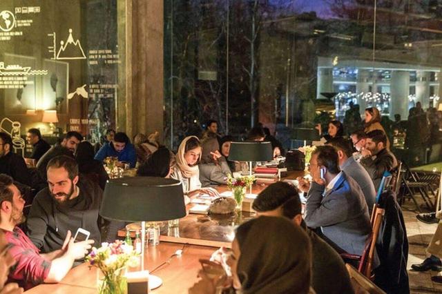 چرا در نگاه پایداری ها تمدن "میدان و معاشرت" به تمدن "ترس از پاتوق" بدل شد؟ / واکاوی ریشه‌های سوءظن ایدئولوژیک به فضاهای عمومی