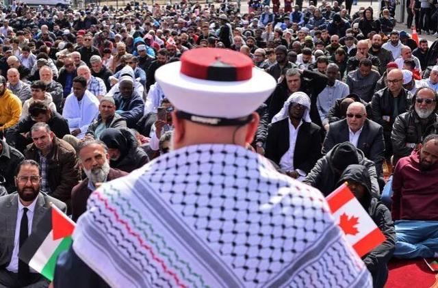 روزنامه «لوموند» : اسلام بار دیگر در قلب یک جنجال بزرگ در کانادا قرار گرفته است