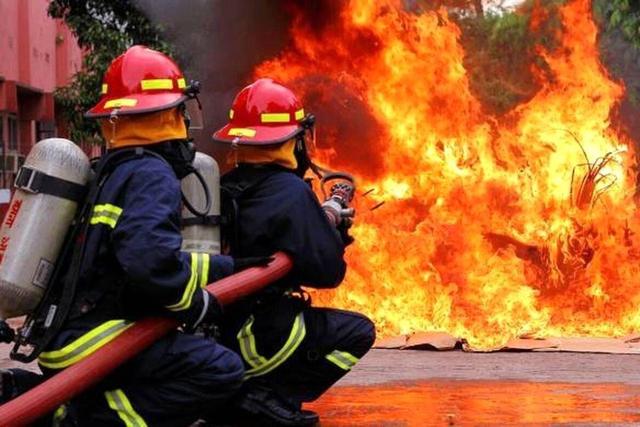 آتش‌سوزی شدید در کارگاه نقاشی خودرو خیابان امام رضا اصفهان مهار شد