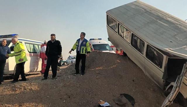 حادثه برای مینی‌بوس دانش‌آموزی در گرمسار؛ ۱۲ نفر مصدوم شدند