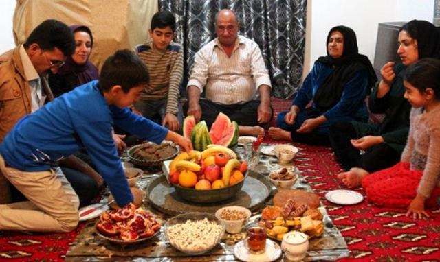 آیا موبایل‌ها میراث کهن ایرانیان را از سفره‌های یلدا برچیده‌اند؟