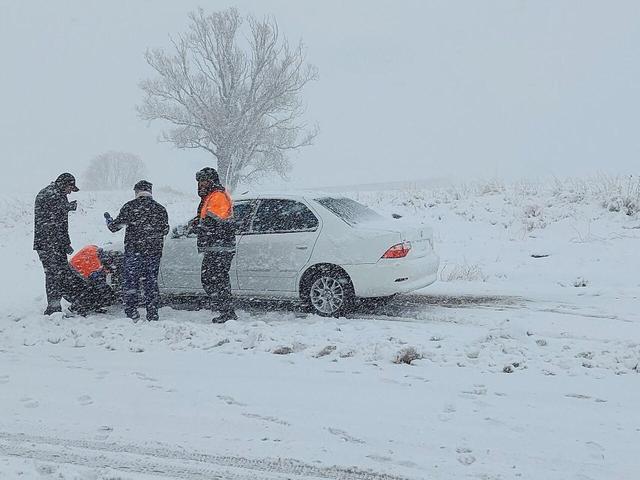  ۳۸ خودرو گرفتار در برف تایباد امدادرسانی شدند