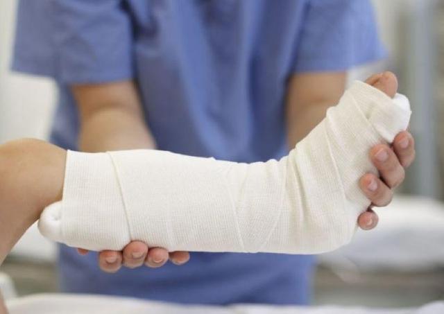 فرماندار گرمسار: مصدومیت ۱۱ دانش‌آموز اتباع حادثه مینی‌بوس جزیی است