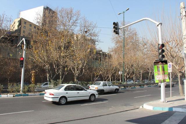 اولین چراغ راهنمایی هوشمند «زمان صفر» تهران در تقاطع نلسون ماندلا راه‌اندازی شد