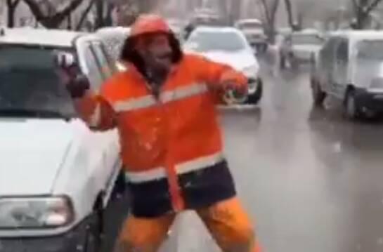 فیلم/ برف‌بازی پاکبان و رهگذران در اصفهان!