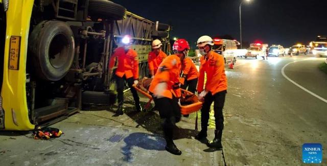 تصادف اتوبوس در اندونزی با ۳۴ کشته و زخمی+فیلم