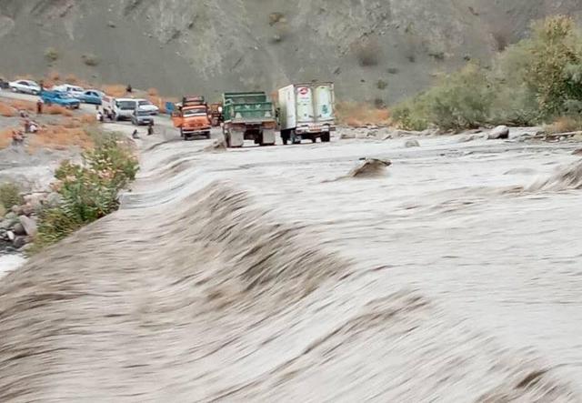 خسارت ۳۰ هزار میلیارد ریالی سیلاب به راه‌های بشاگرد/ تداوم عملیات بازگشایی محورهای مواصلات