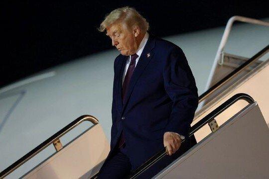 ترامپ مشکوک است؛ از ضربات عجیب به پا تا پایین آمدن محتاطانه از پله‌ها