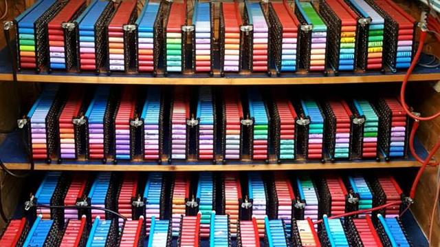 باتری‌هایی که چراغ خانه مردی را ۸ سال روشن نگه‌داشته‌اند