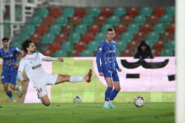 عکس | کافه‌گردی ستاره خارجی استقلال با همسرش در تهران