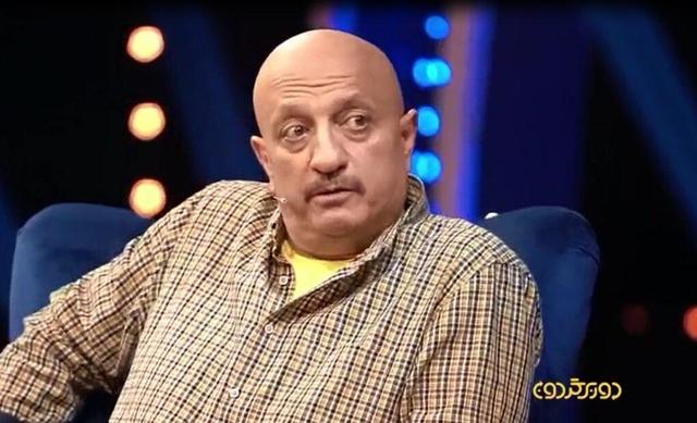 ببینید | احترام نظامی مسعود روشن پژوه به هادی حجازی‌فر در برنامه شب یلدا