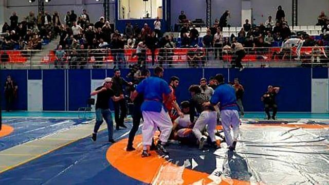 ببینید | تبدیل مسابقات کشتی در کریمه به یک نزاع تمام عیار!