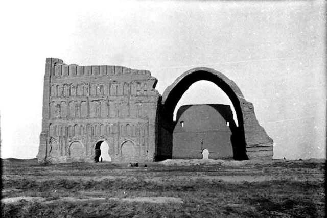 خاطرات ناصرالدین‌شاه: رفتم طاق کسری، بعد طرف دیوار قلعه قدیم مدائن که حالا تل خاکی است/ سیاچی دوان آمد که دو یوزپلنگ خوابانده‌ام، رفتیم دیدیم شغال بود