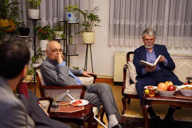 حافظ خوانی وزیر فرهنگ در عیادت از استاد هوشنگ مرادی کرمانی در شب یلدا