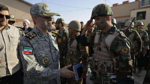 امیر حاتمی شخصا برای تست یک بالگرد بازآماده شده با آن پرواز کرد