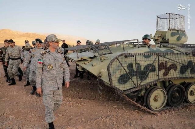 عکس/ بازدید فرمانده ارتش از استحکامات مرزی و تیپ‌های هجومی نیروی زمینی