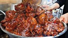 مراحل پخت نودل تند با گوشت گاو در خیابان‌های سئول (فیلم)