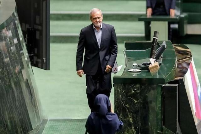 پزشکیان در صحن علنی مجلس: مملکت برای شخص من نیست، برای همه ما است؛ هرکسی مدعی است می‌تواند مشکلات را حل کند بیاید حل کند