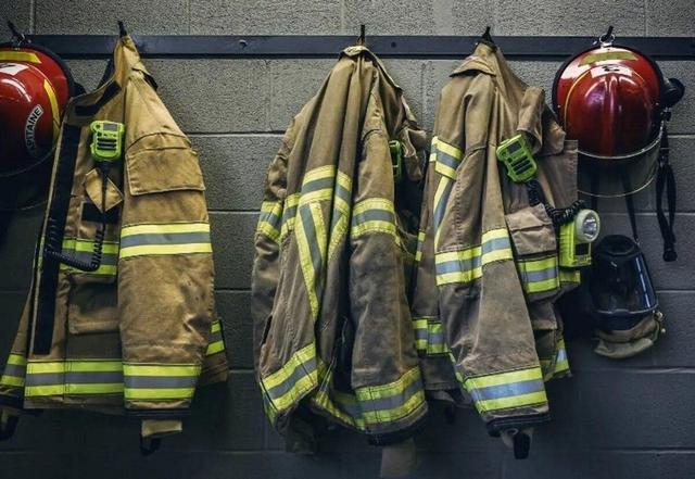 گلایه مدیرعامل سازمان آتش‌نشانی به نبود بودجه برای خرید لباس میلیونی آتش‌نشانی+ ویدئو