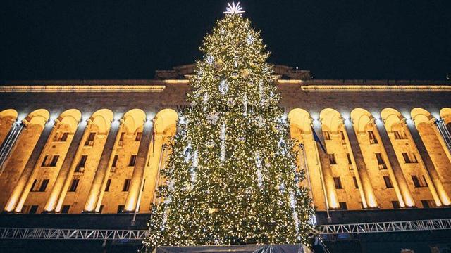 ببینید | درخت اصلی سال نو در گرجستان سوخت